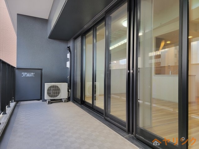 バルコニー　お部屋の階数によって床、設備、建具の色が異なります