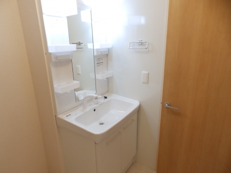 洗面設備　ゆったりとスペースのある洗面所