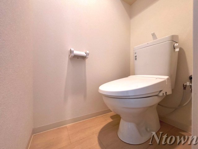 トイレ　落ち着いた色調のトイレです