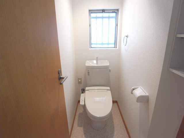 トイレ　ウォシュレット付きで快適。