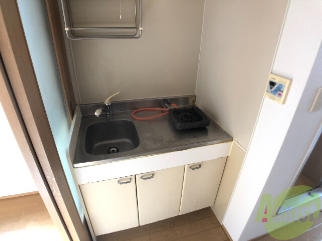 キッチン　ガスコンロが設置されています。これですぐ使えますね。