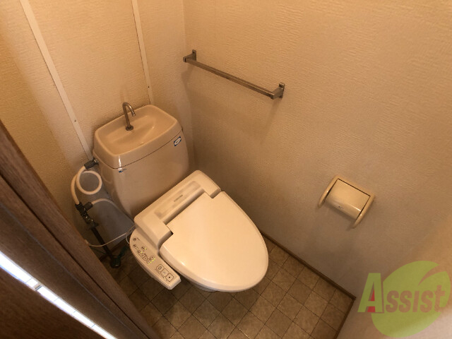 トイレ　ウォシュレット機能がついたトイレです。安心して使用できますね