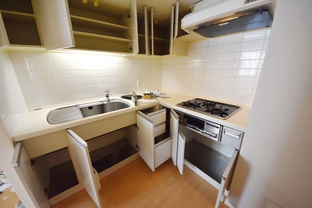 キッチン　内装工事中の写真になります