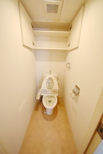 トイレ　内装工事中の写真になります