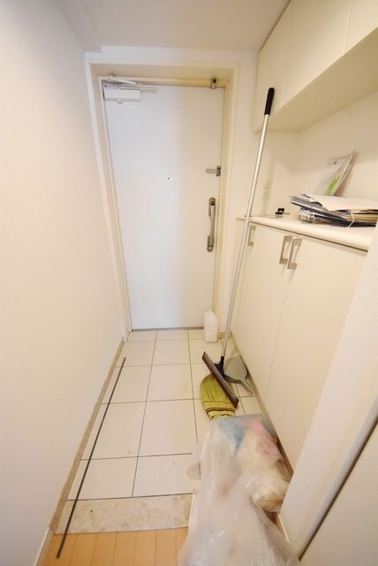 玄関　内装工事中の写真になります