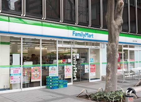 コンビニ　ファミリーマート三田二丁目店（コンビニ）まで139m