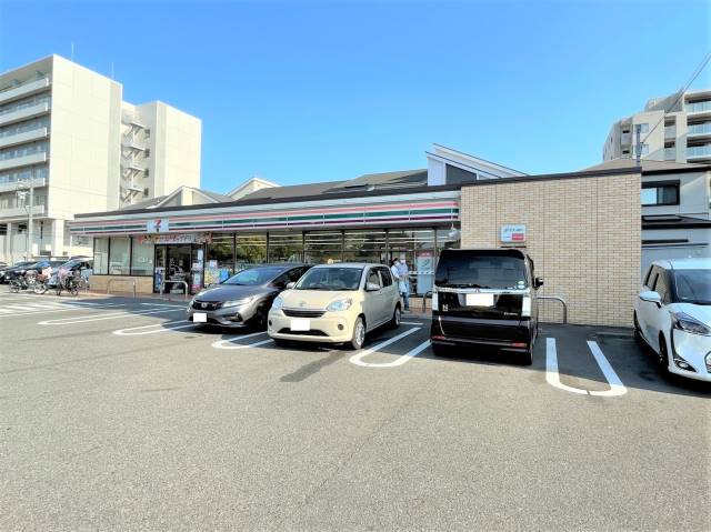 コンビニ　セブンイレブン（コンビニ）まで303m