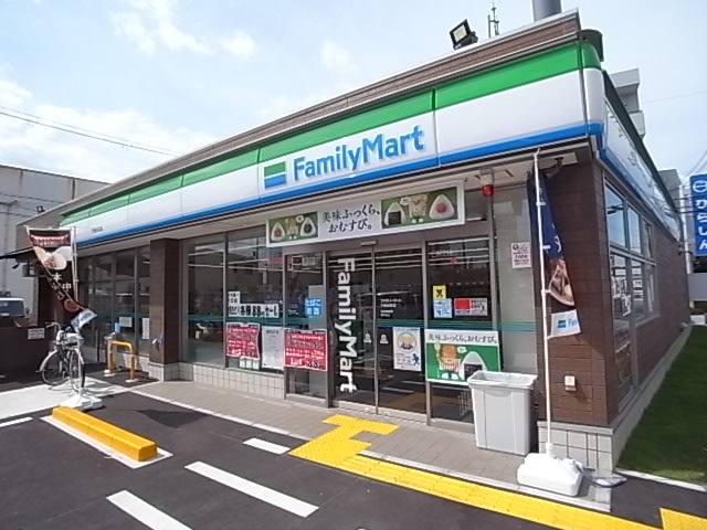 コンビニ　ファミリーマート 下馬伏町店（コンビニ）まで584m