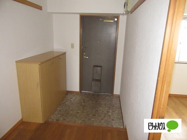玄関　※同物件別部屋