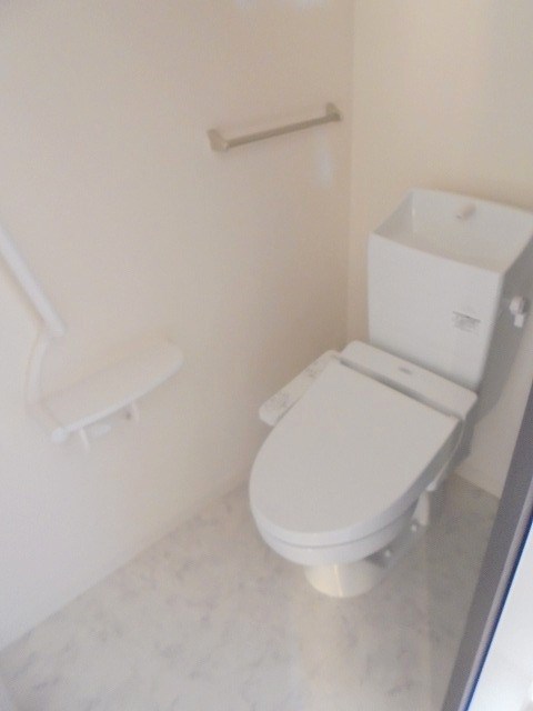 トイレ　写真は101号室です（参考）