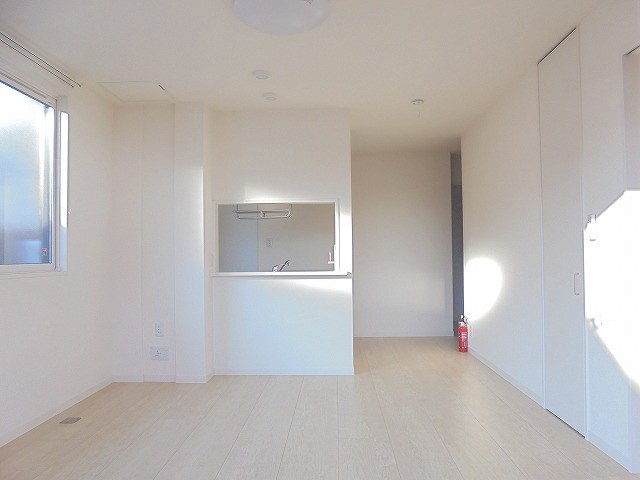 居室・リビング　写真は101号室です（参考）