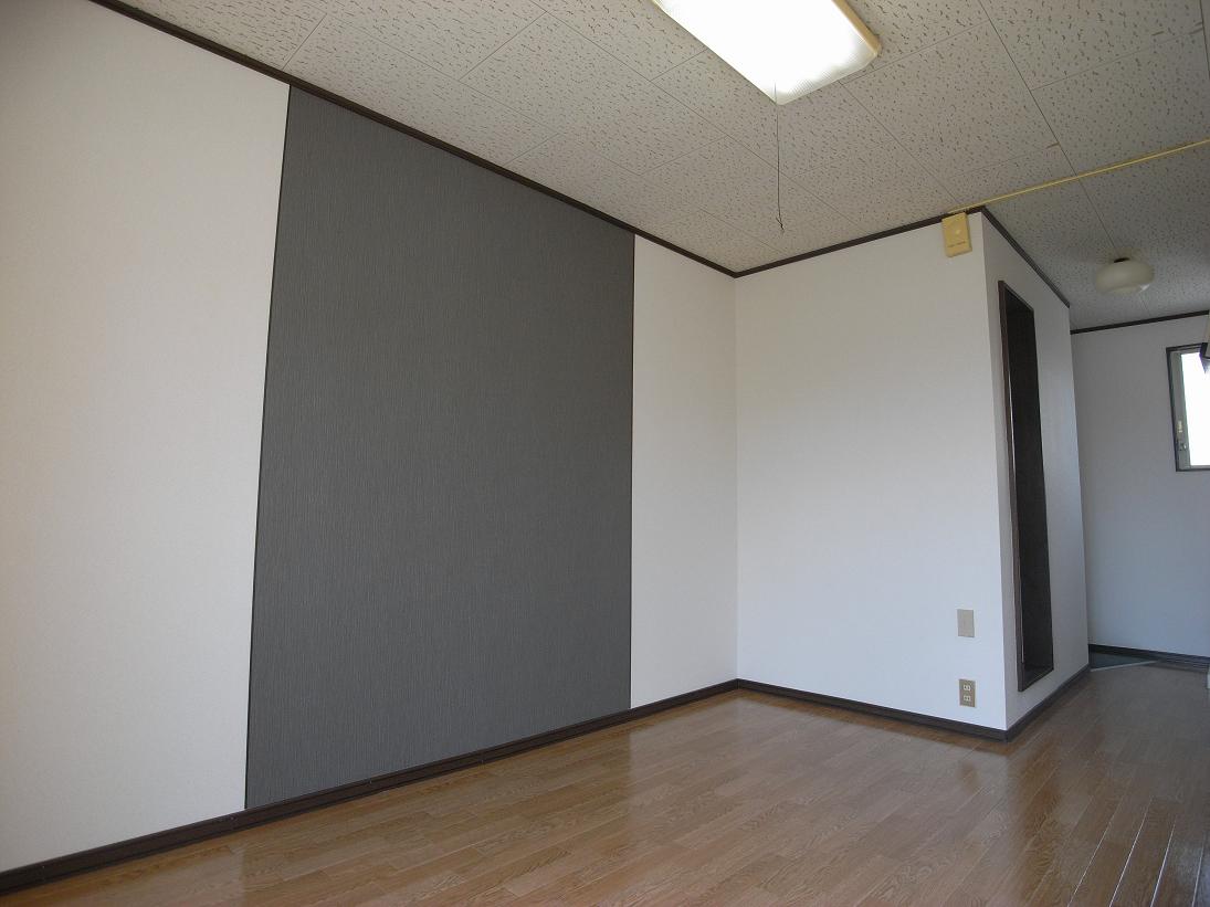 居室・リビング　アクセントクロスがございます。照明付き。