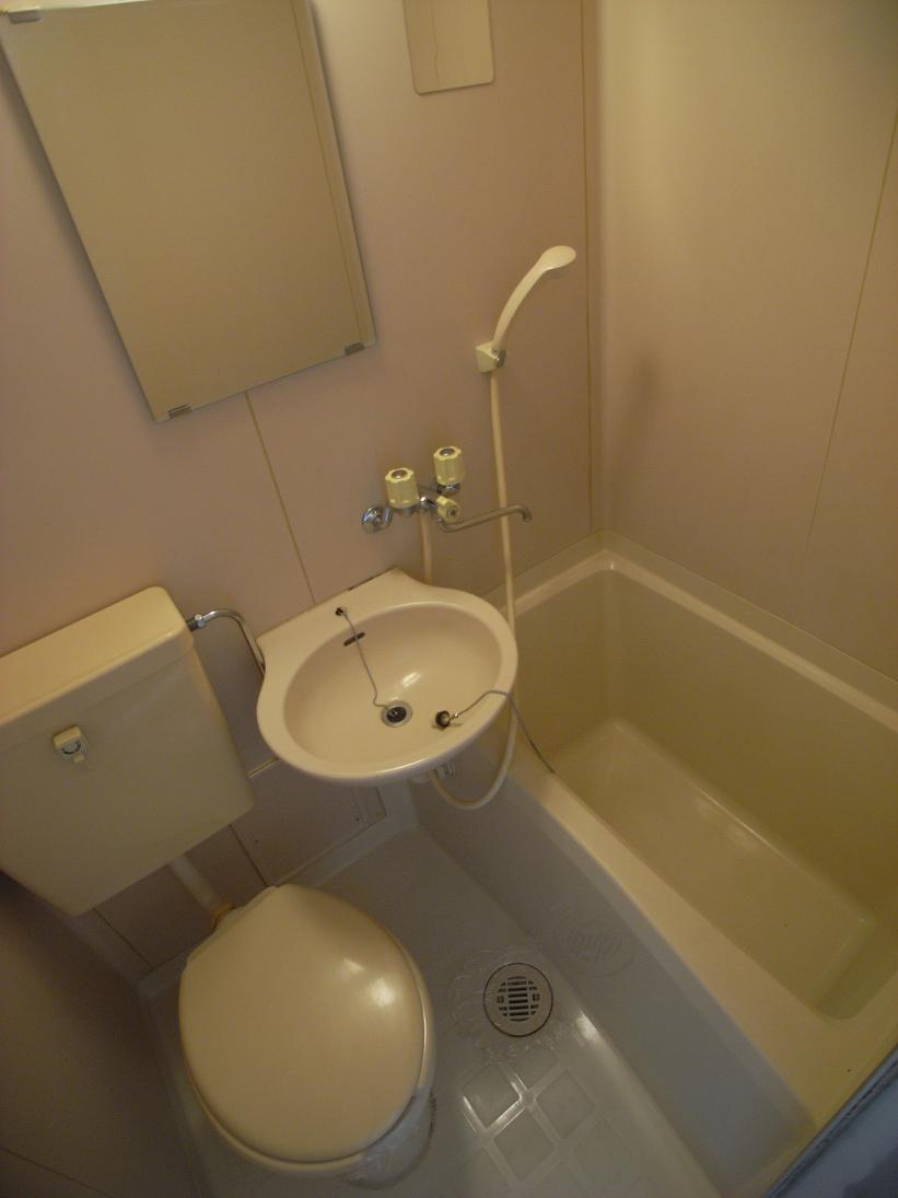 バス・シャワールーム　トイレ・洗面・浴槽のユニットバスです