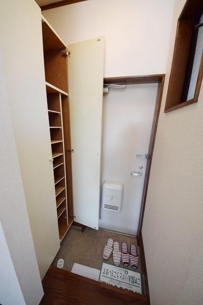 玄関　★靴入れも十分な玄関★