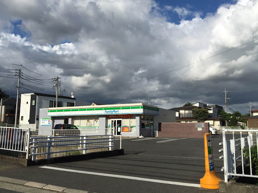 コンビニ　ファミリーマート（コンビニ）まで666m