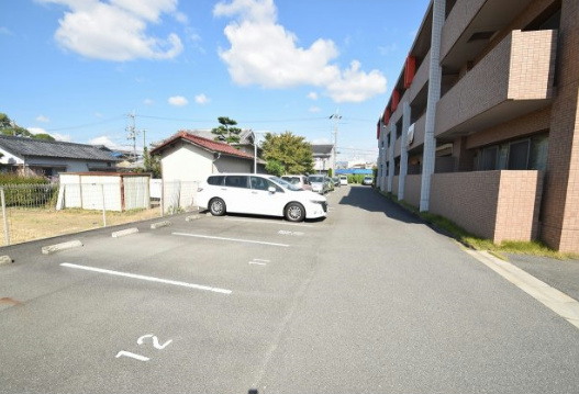 駐車場　敷地内駐車場有り