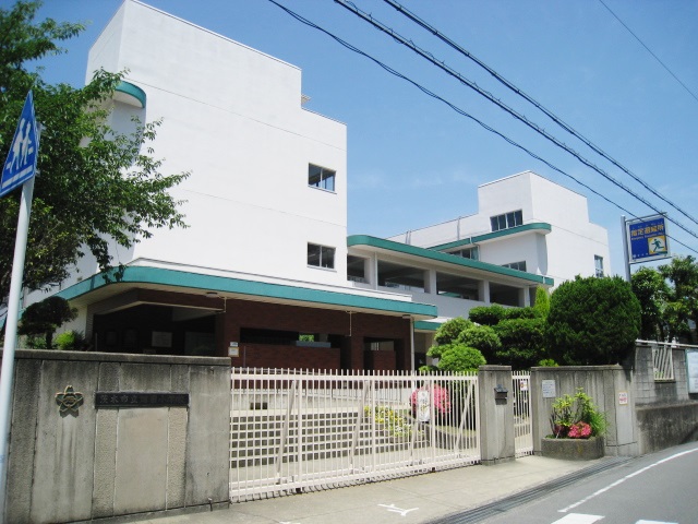 小学校　茨木市立畑田小学校（小学校）まで1m