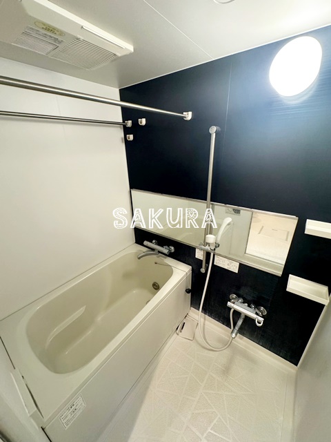 バス・シャワールーム　嬉しい追い焚き・浴室乾燥機付きです♪