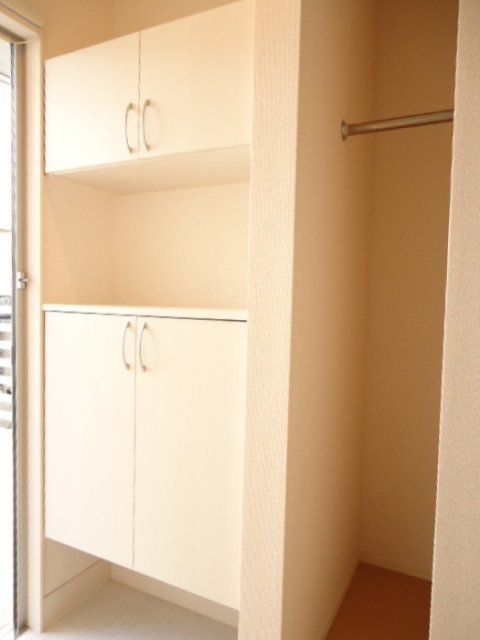 玄関　同物件別号室の写真です。