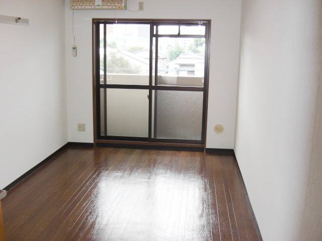 居室・リビング　同物件別号室