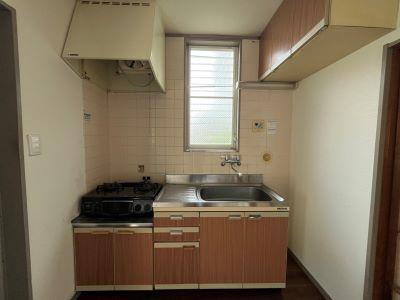 キッチン　収納が多く、窓もついているため、換気効率がよく、ニオイがこも