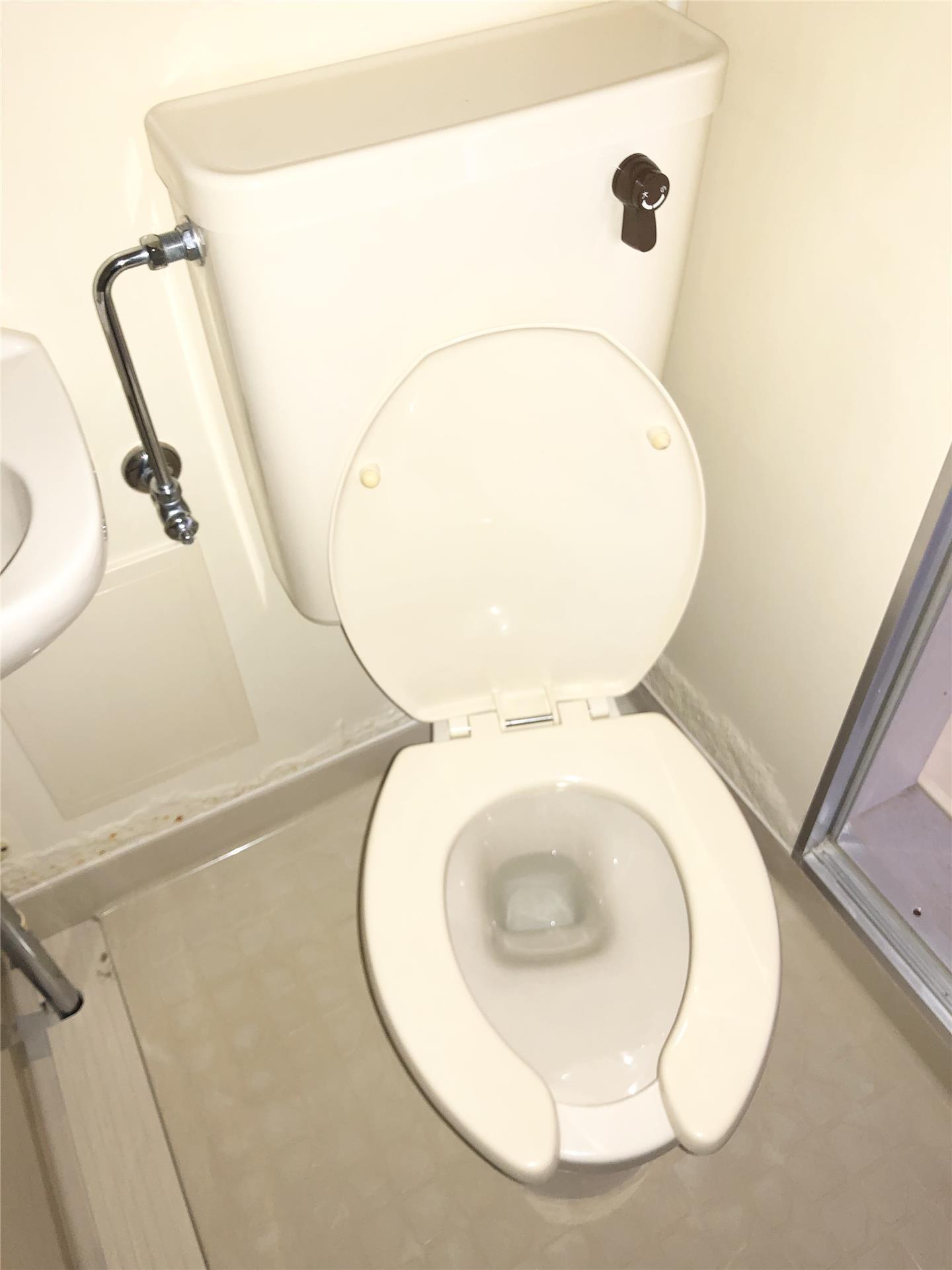 トイレ　トイレは風呂と同室にあります。