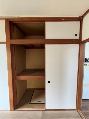 収納　洋室に押入があり、布団など大きいものを収納することができます