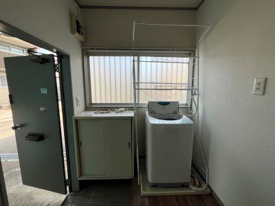 その他設備　洗濯機が設置してあり、棚もついてます！