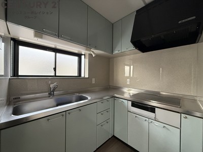 キッチン　L字型の収納豊富なシステムキッチンIHコンロ