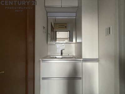 洗面設備　三面鏡の独立洗面台です