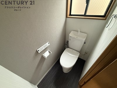 トイレ　温水洗浄便座完備・窓があり換気良好