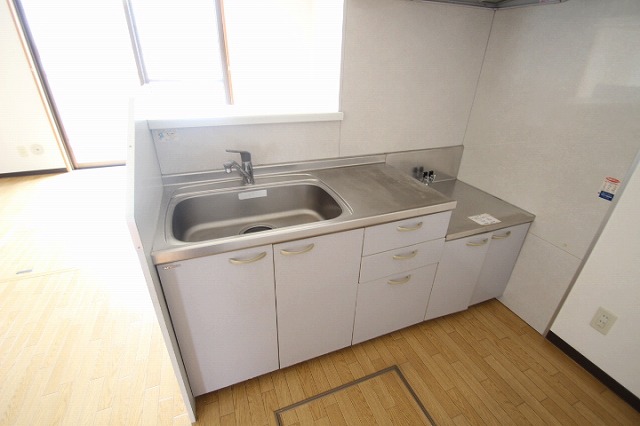 キッチン　同物件別号室のものです。