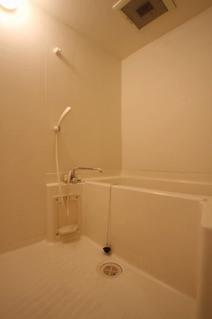 バス・シャワールーム　同物件別号室のものです。