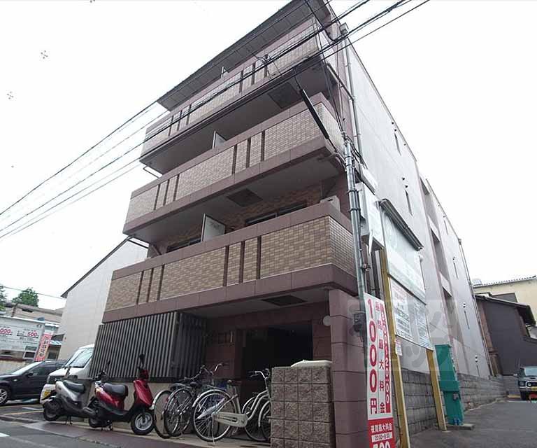 建物外観　街中まで徒歩圏内で、大通りから少し離れた静かな立地です