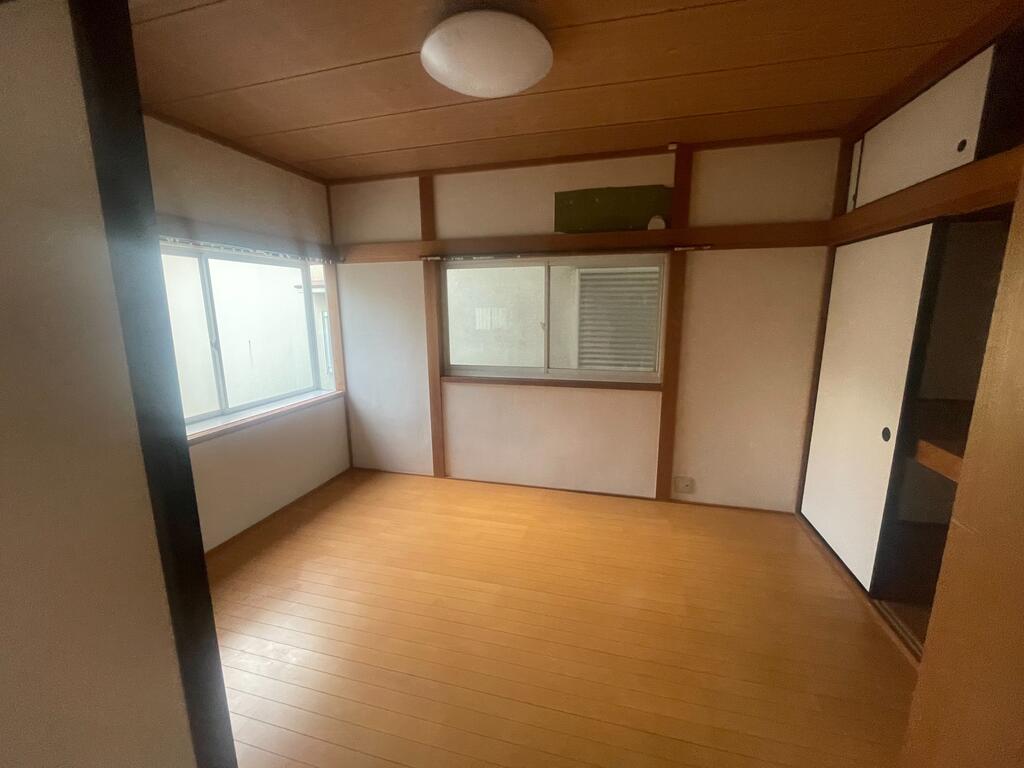 その他部屋・スペース　２階には６帖が３部屋です。