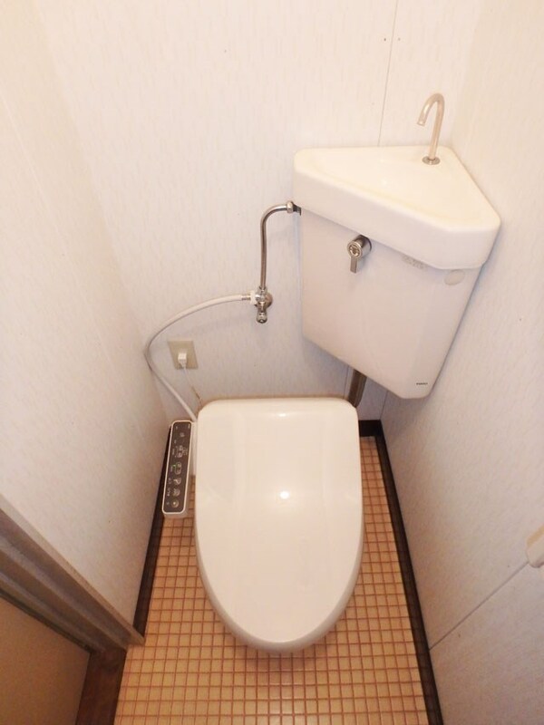 トイレ　残置物ですが温水洗浄便座が付いています