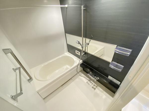 バス・シャワールーム　浴室乾燥機、追焚機能付の広々バスルーム！