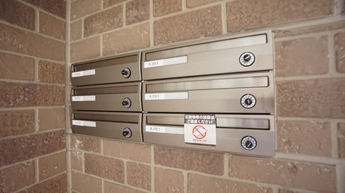 エントランス　※別室参考写真※ダイヤル錠付きのメールボックス