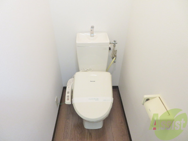 トイレ　トイレはこちらウォシュレット付きでうれしいですね