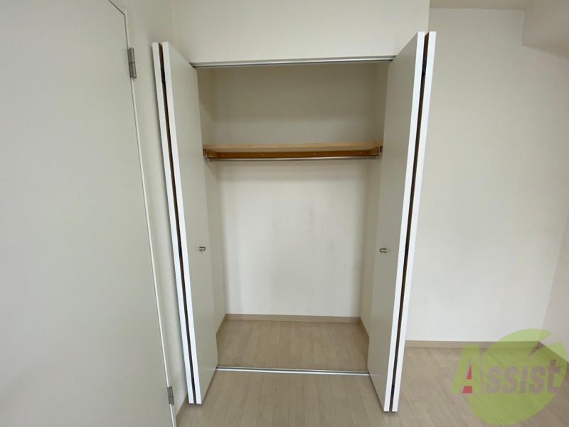 収納　こちらの収納にはハンガーをかけて服もしまえますね。