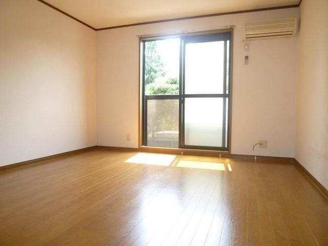 居室・リビング　向かいが公園で陽当りの良いお部屋です