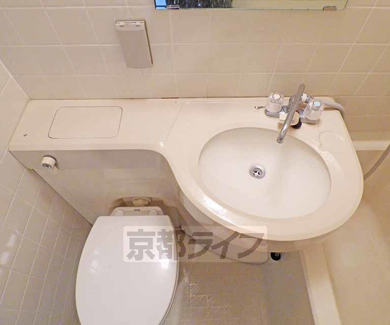 洗面設備　綺麗な洗面台です。