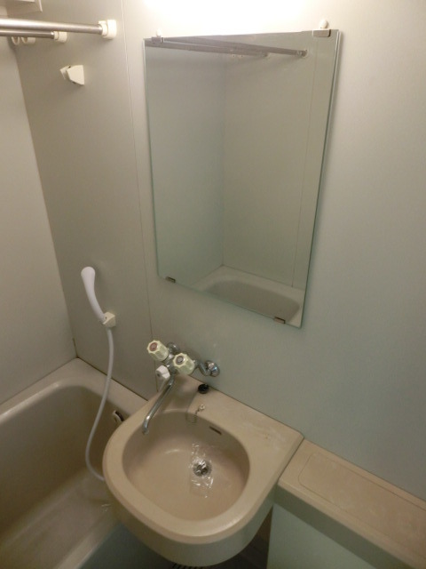 洗面設備　鏡付洗面台は朝の身支度に欠かせません。