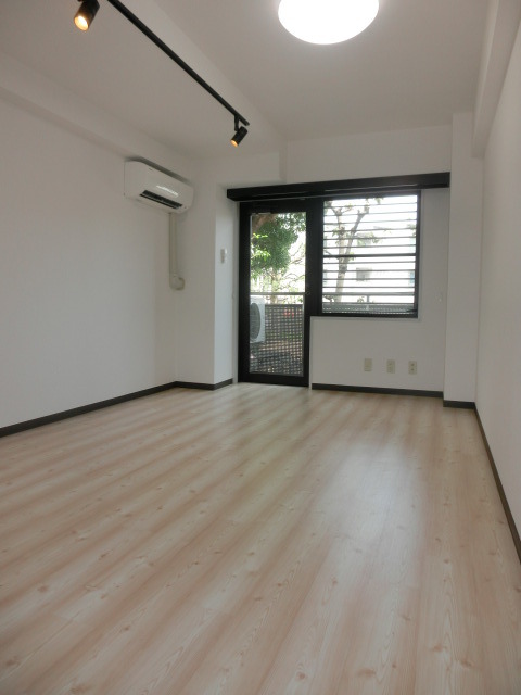 居室・リビング　タイルフロアでリニューアル。気持ちよく市川ライフ。