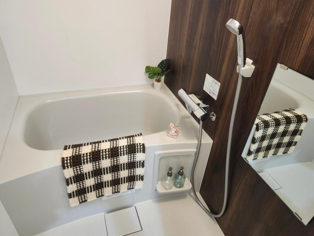 バス・シャワールーム　広々とした浴室。浴室とトイレは別です。