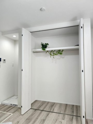 収納　壁一面の広い収納クローゼット