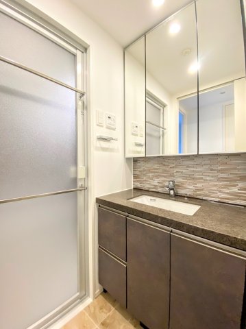 洗面設備　コンパクトで使いやすい洗面所