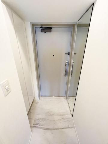 玄関　写真は同タイプ住居です。