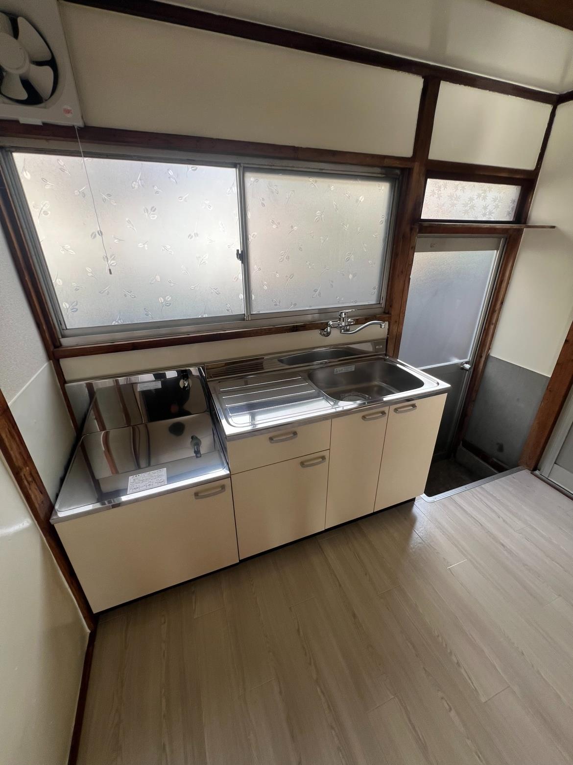 キッチン　新品の流し台を付けています。