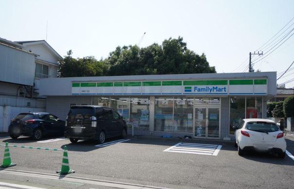 コンビニ　ファミリーマート 世田谷弦巻五丁目店（コンビニ）まで542m